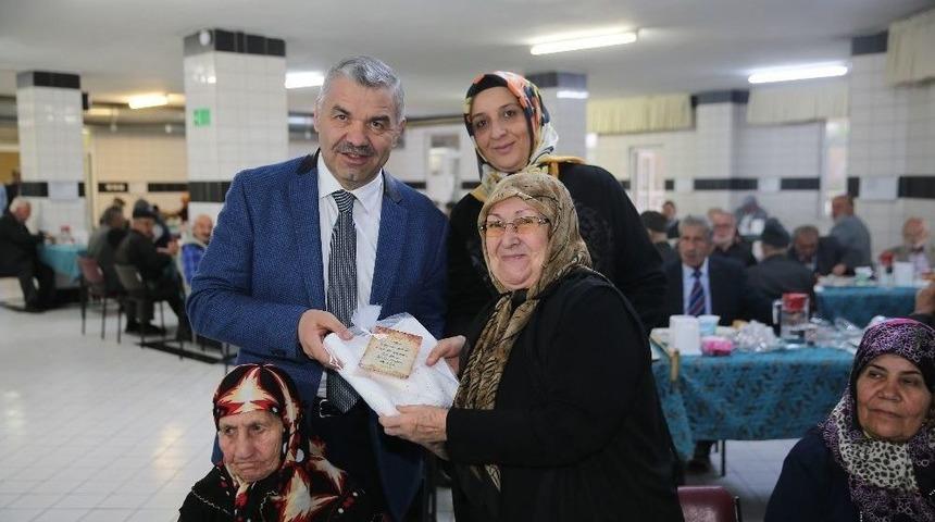 Başkan &Ccedil;elik Ve Eşi İkbal &Ccedil;elik, Regaib Gecesi&rsquo;nde Huzurevi&rsquo;ndeki Yaşlılarla Bir Araya Geldi