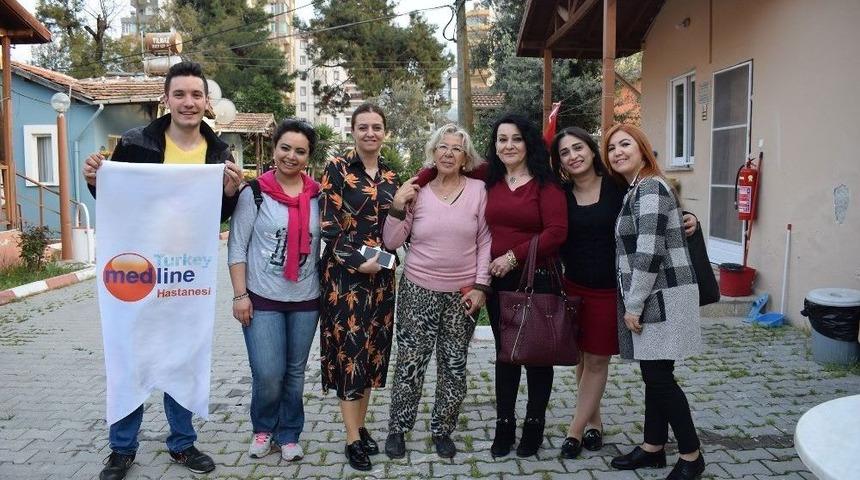 Hastane &Ccedil;alışanları Yaşlıları Unutmadı