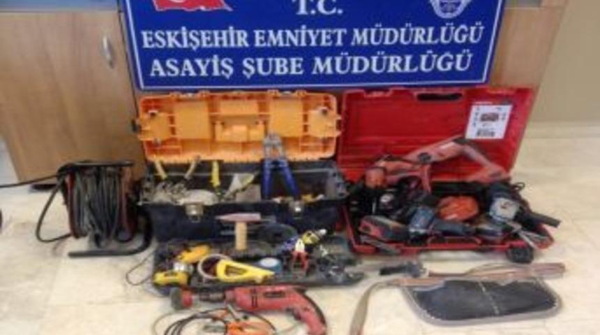 Minib&uuml;s İ&ccedil;erisinden İnşaat Aletlerini &Ccedil;alan Hırsız Yakalandı