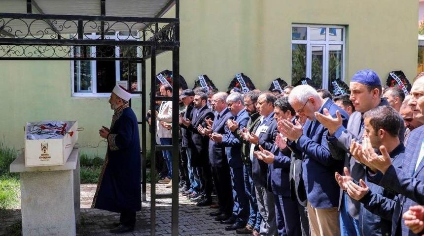 Kars Gar M&uuml;d&uuml;r&uuml; Metin Ruşen Tutaz Son Yolculuğuna Uğurlandı
