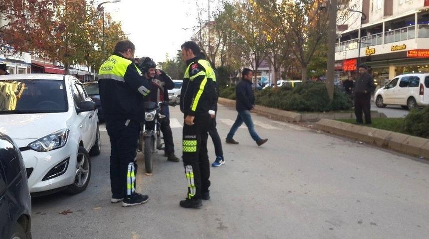 Motosikletin &Ccedil;arptığı Yaşlı Adam Yaralandı