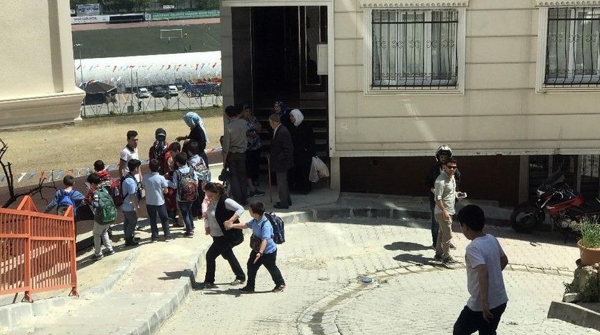 Kağıthane&rsquo;de Taksi 30 Metreden Aşağıya U&ccedil;tu