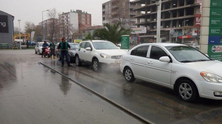 Kocaeli&rsquo;de Ara&ccedil;ları &Ccedil;amurla Kaplanan S&uuml;r&uuml;c&uuml;ler Yıkama Yerlerine Koştu