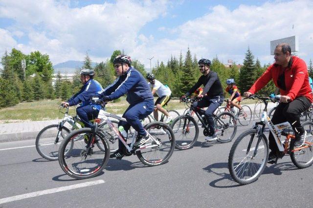 Vali Ve Belediye Başkanı 15 Kilometre Bisiklet Sürdü