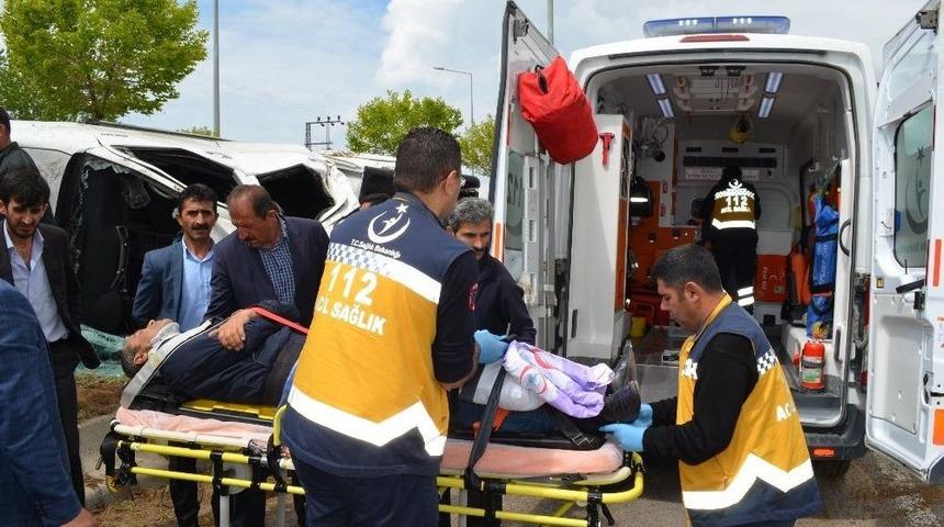 Adilcevaz’da Trafik Kazası: 3 Yaralı