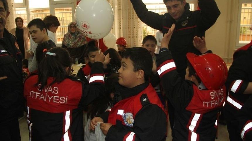 &Ouml;zel &Ccedil;ocuklar İtfaiyeci Oldu