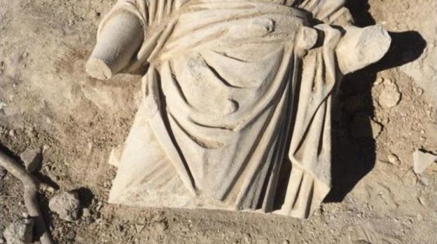 Tarihi Anavarza Antik Kenti’nde Eros Heykeli Bulundu