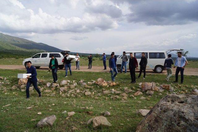 Konya’da Üniversiteli Öğrenciler, Dağda ’akbaba Sofrası’ Kurdu