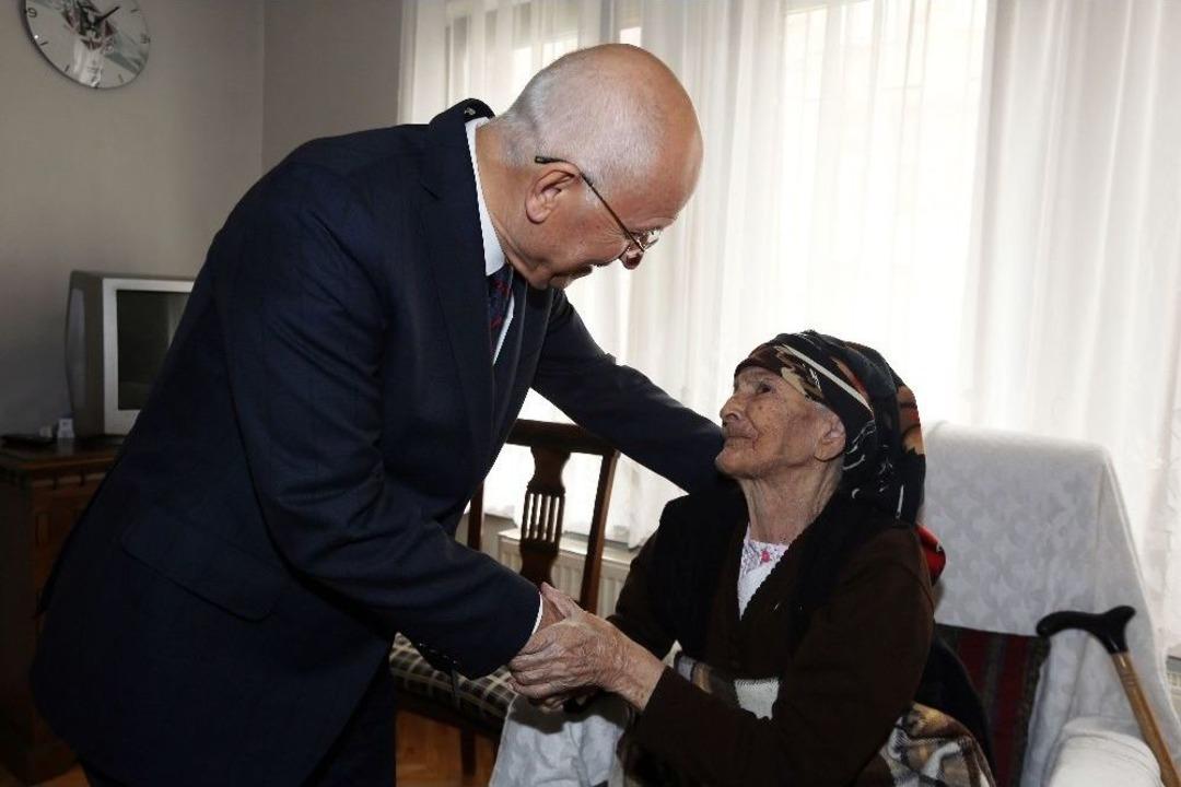 Belediye Başkanı Yaşar, 108 Yaşındaki Mahya Nine&rsquo;yi Ziyaret Etti