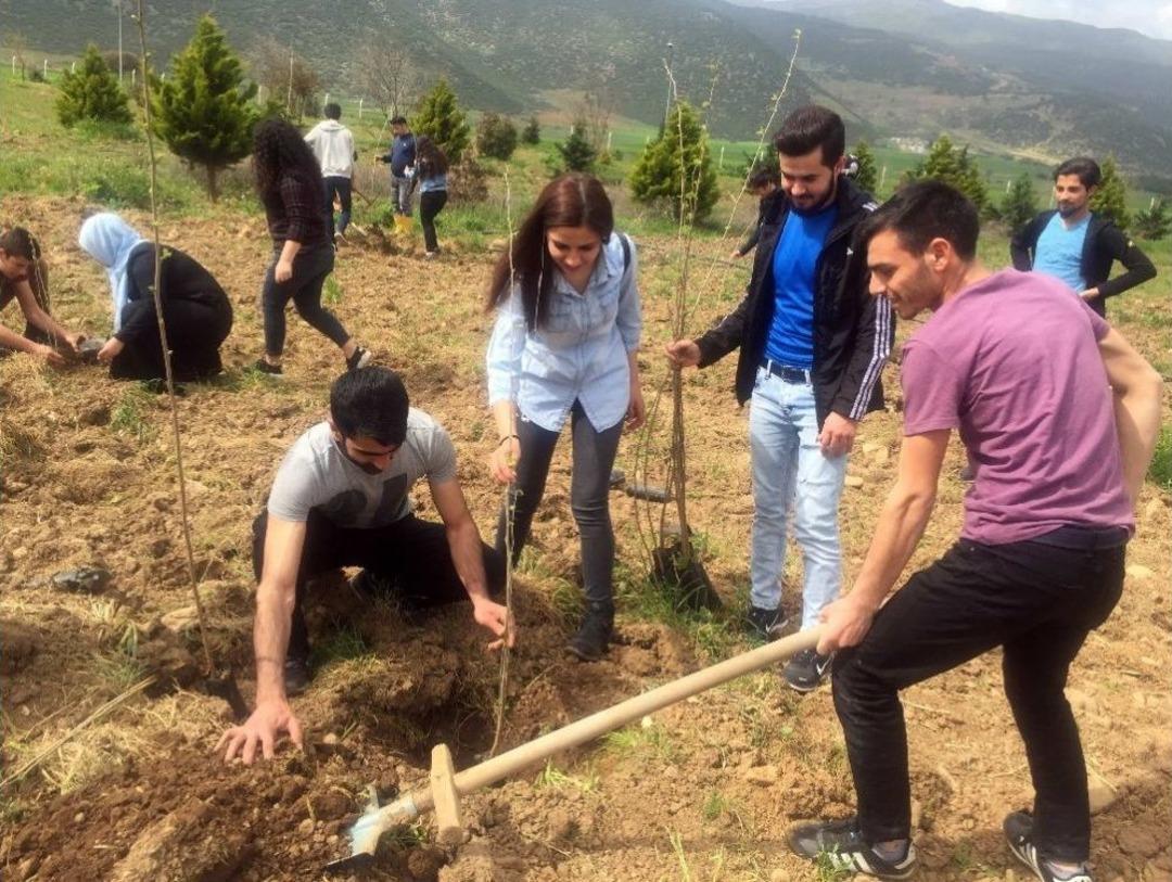 &Uuml;niversite &Ouml;ğrencileri Nevruz&rsquo;u Ağa&ccedil; Dikerek, Kutladı