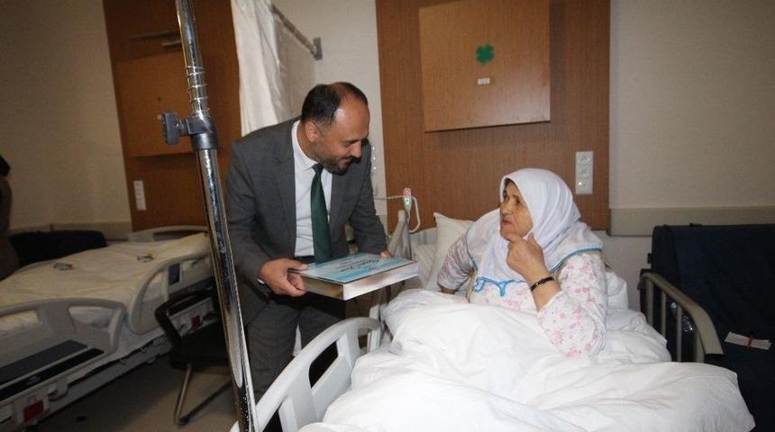 Başkan &Ouml;zaltun&rsquo;dan Hastalara Kur&rsquo;an-ı Kerim Ve Seccade Hediyesi