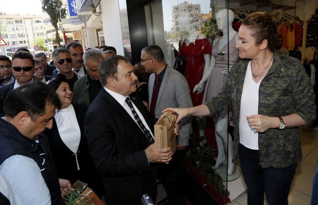 Bakan Eroğlu Esnafa Fidan Dağıttı