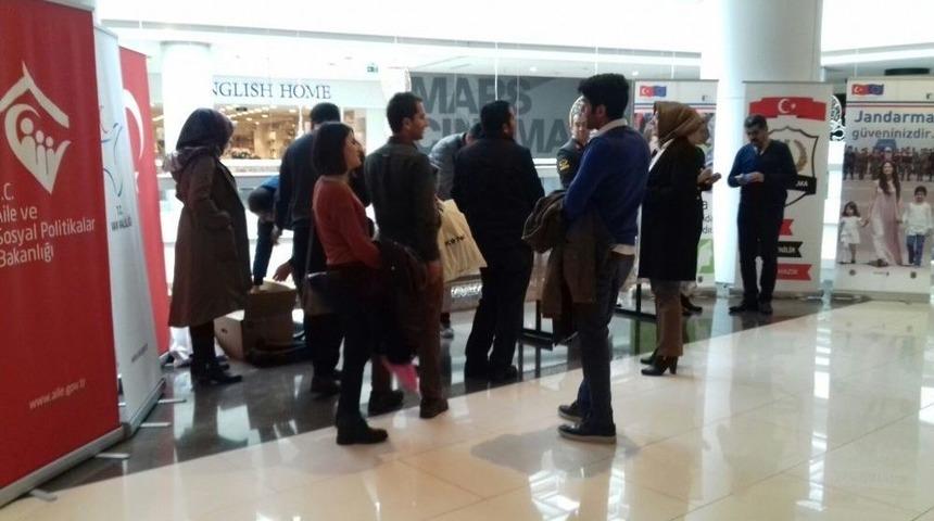 Van&rsquo;da &ldquo;kadına Şiddet İnsanlığa İhanettir&rdquo; Standı Kuruldu