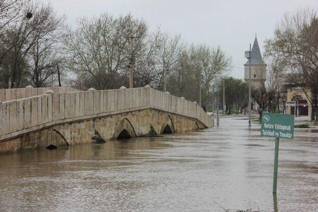 Tunca Nehri’nde ‘kırmızı Alarm’ Devam Ediyor