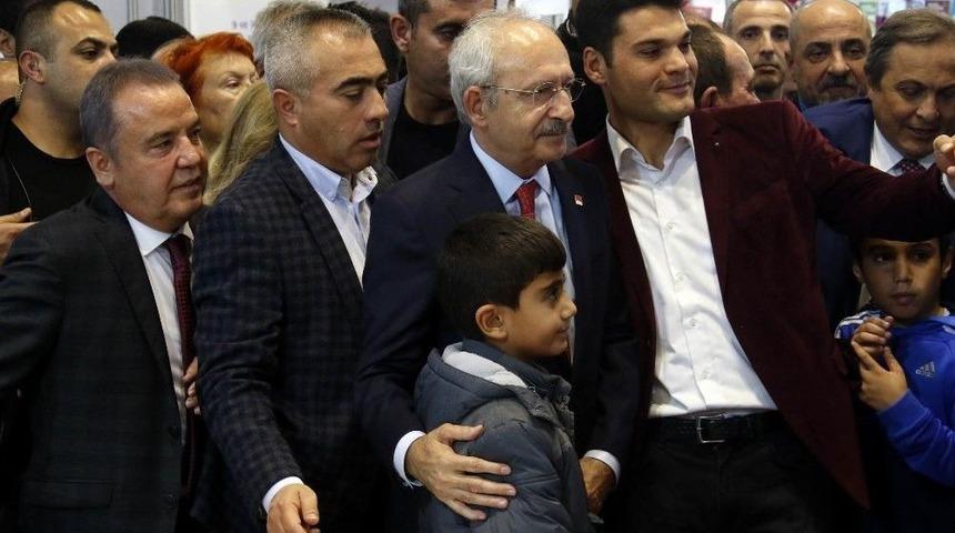 Chp Genel Başkanı Kılı&ccedil;daroğlu, Konyaaltı Kitap Fuarı&rsquo;nı Gezdi