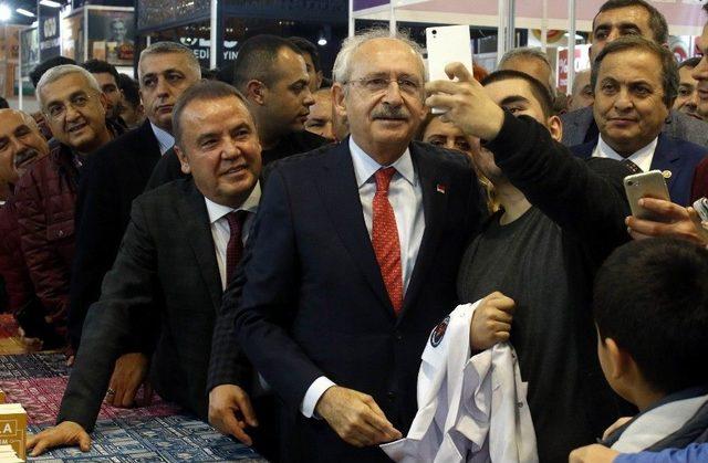 Chp Genel Başkanı Kılıçdaroğlu, Konyaaltı Kitap Fuarı’nı Gezdi