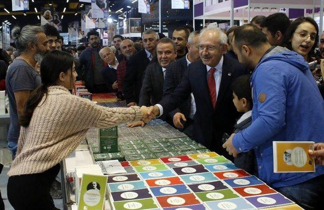 Chp Genel Başkanı Kılıçdaroğlu, Konyaaltı Kitap Fuarı’nı Gezdi