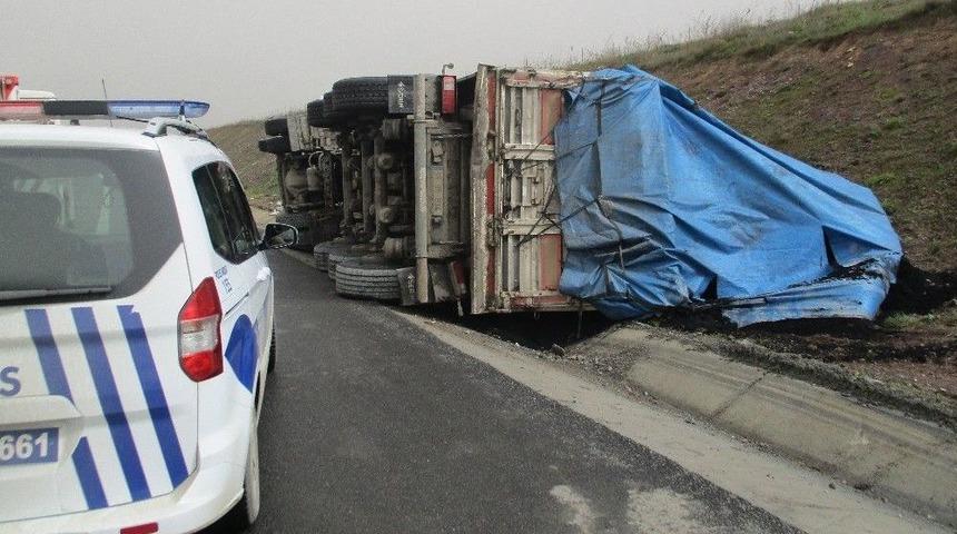 Kuzey Marmara Otoyolu’nda Tır Yan Yattı
