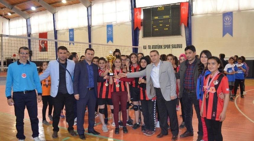 Kul&uuml;pler Arası K&uuml;&ccedil;&uuml;k Kızlar Voleybol İl Birinciliği M&uuml;sabakaları Sona Erdi
