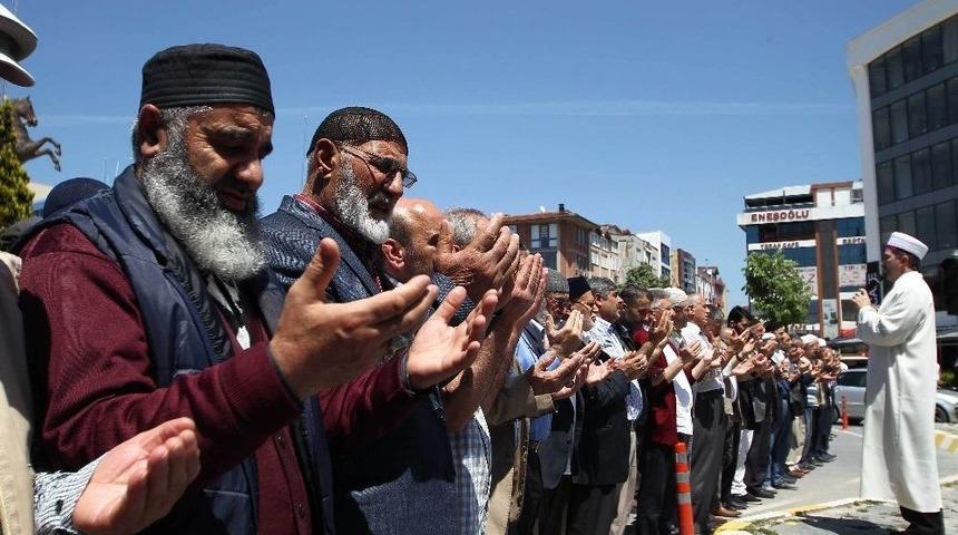 Filistinli Şehitler İ&ccedil;in Gıyabi Cenaze Namazı Kılındı