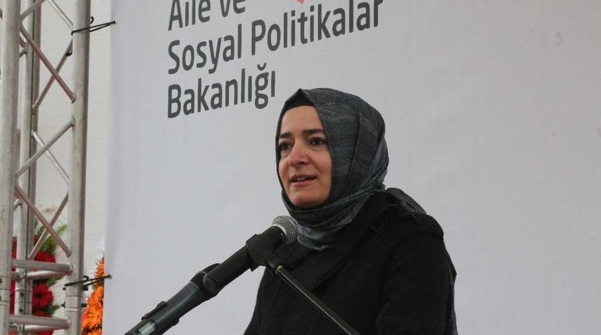 Bakan Kaya: "hi&ccedil;bir &Ccedil;ocuğumuzun Ekonomik Sebeplerle Ailesinden Ayrılmasını İstemiyoruz&rdquo;
