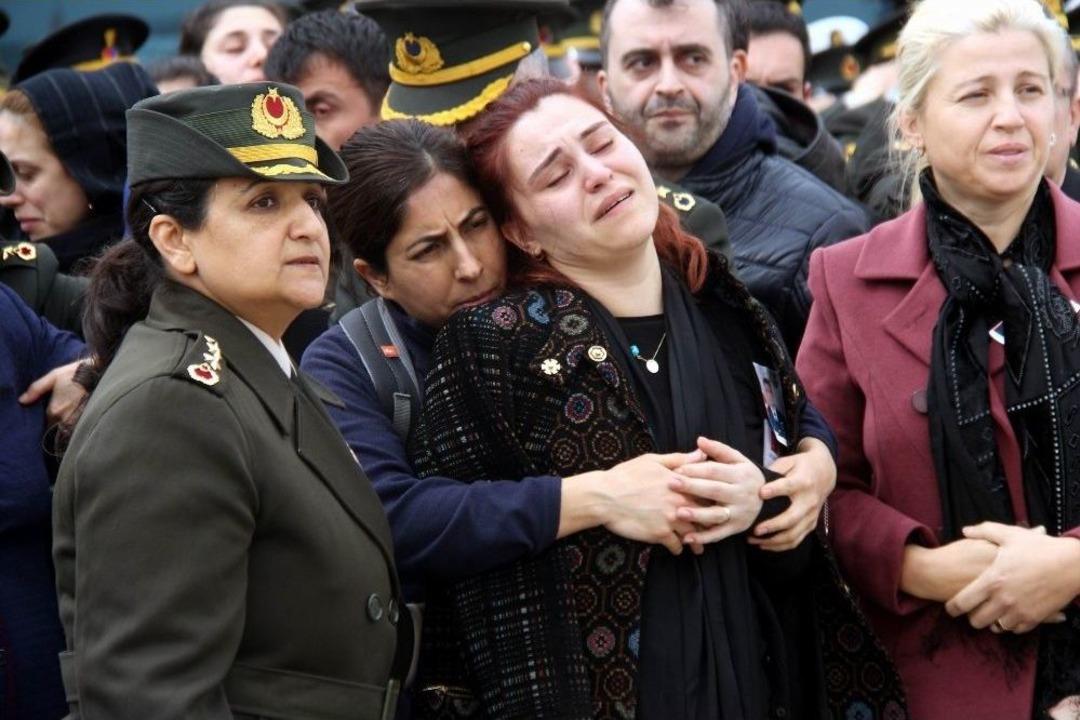 Şehit Pilotun Cenazesi G&ouml;zyaşlarıyla Karşılandı