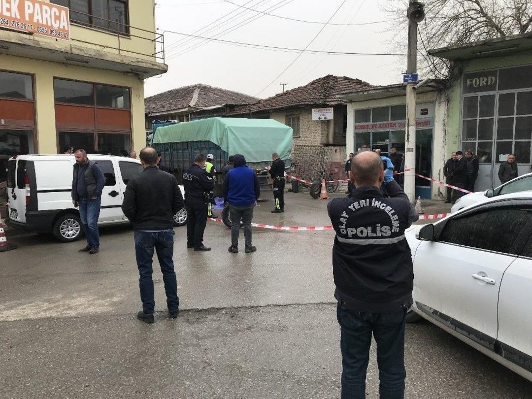 Geri Geri Gelen Kamyonun &Ccedil;arptığı Cami Bek&ccedil;isi Kurtarılamadı