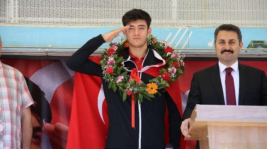 Dünya Şampiyonu Ateşli Memleketinde Coşkuyla Karşılandı