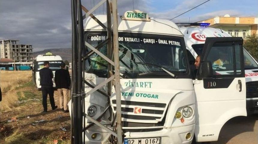 Şehir İ&ccedil;i Minib&uuml;s Elektrik Direğine &Ccedil;arptı