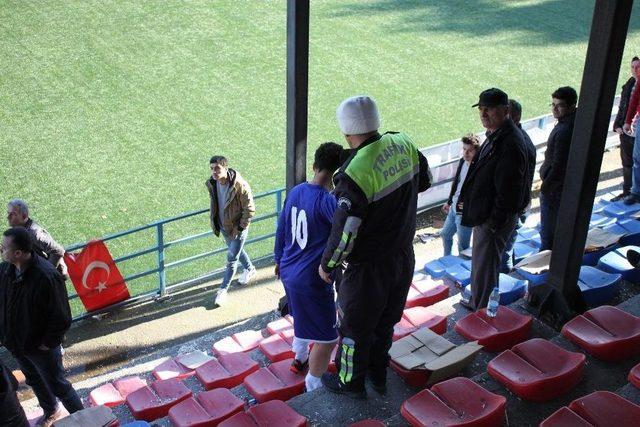 Taraftara Sinirlendi, Forması İle Tribüne Çıktı