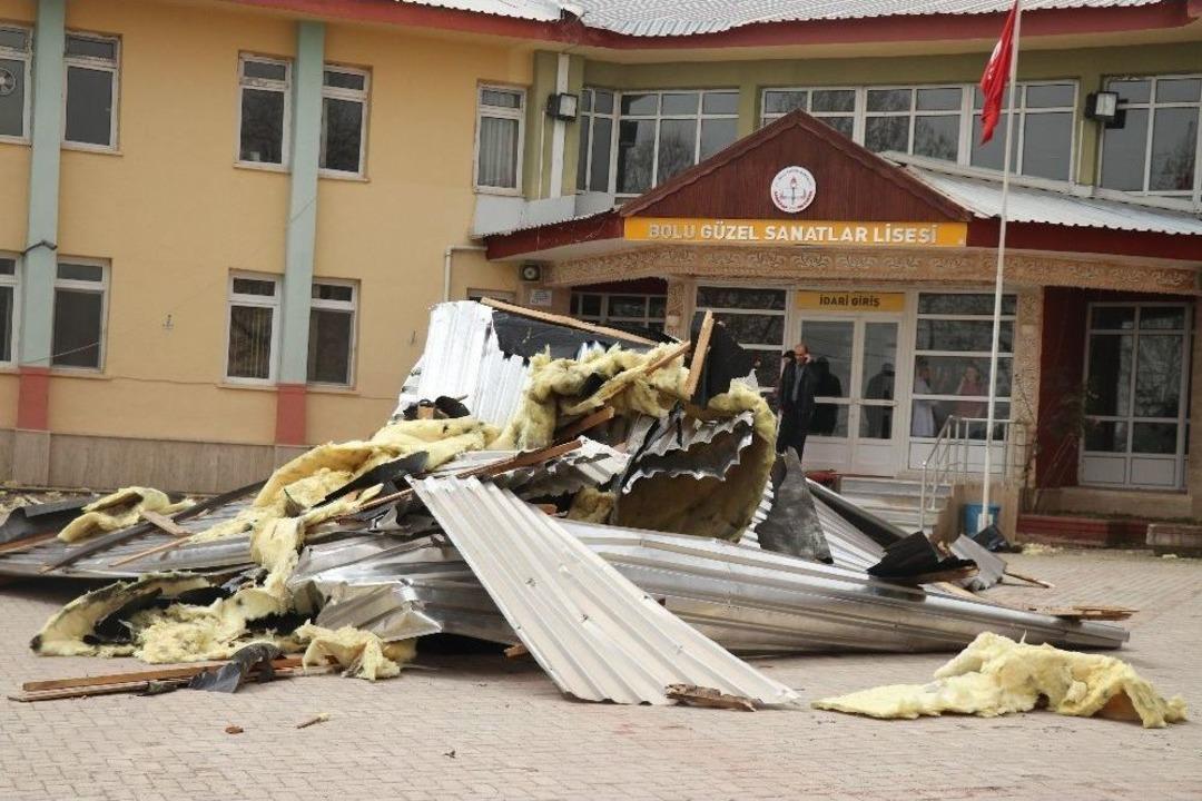 Bolu&rsquo;da Şiddetli R&uuml;zgar Okulun &Ccedil;atısını U&ccedil;urdu