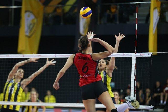 Vakıfbank, Fenerbahçe’yi 3-1 Mağlup Etti