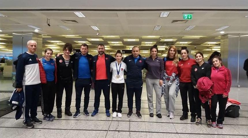 D&uuml;nya Şampiyonu G&uuml;reş&ccedil;i Yurda D&ouml;nd&uuml;