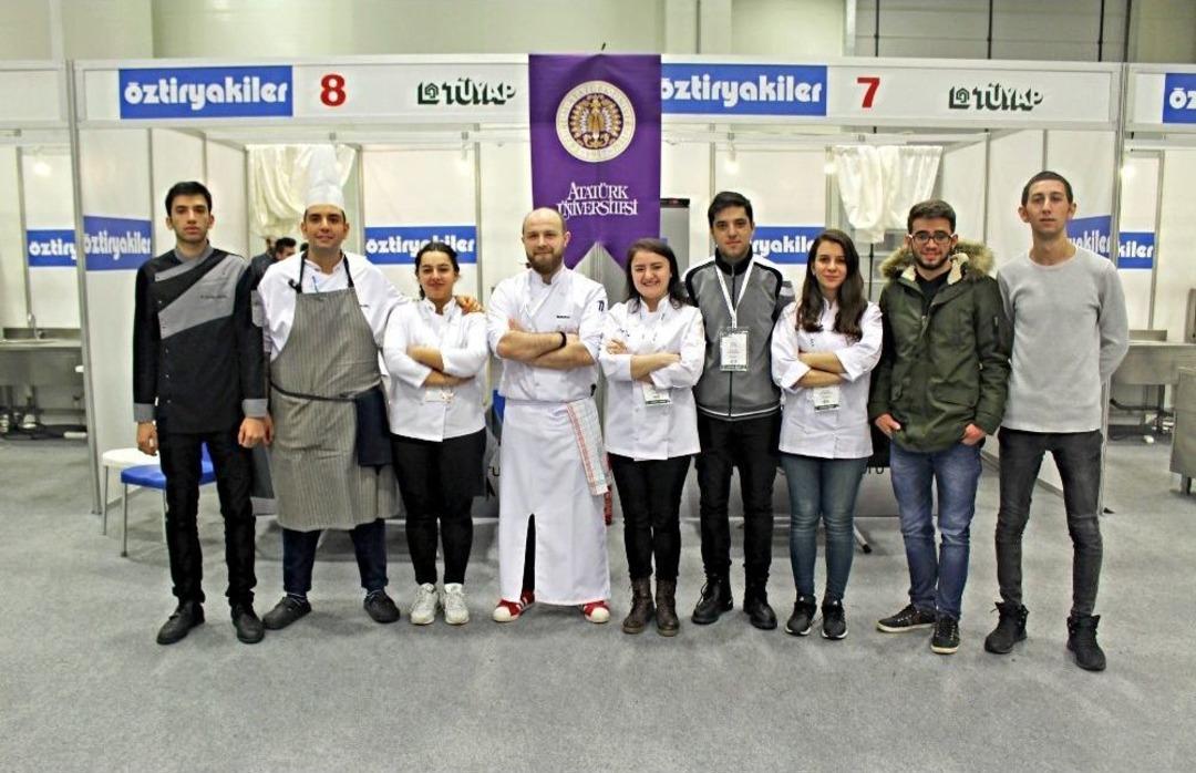 Madalyalı &Ouml;ğrencilerden Rekt&ouml;r &Ccedil;omaklı&rsquo;ya Ziyaret