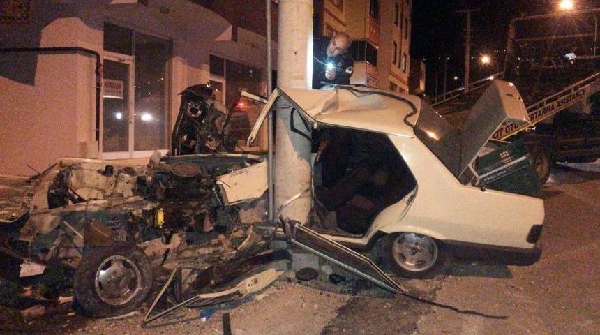 Direğe &Ccedil;arpan Otomobil Parampar&ccedil;a Oldu: 2 Yaralı