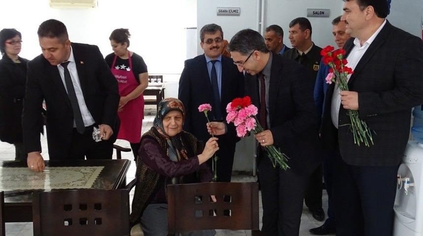 Huzurevindeki Yaşlıları Yalnız Bırakmadılar