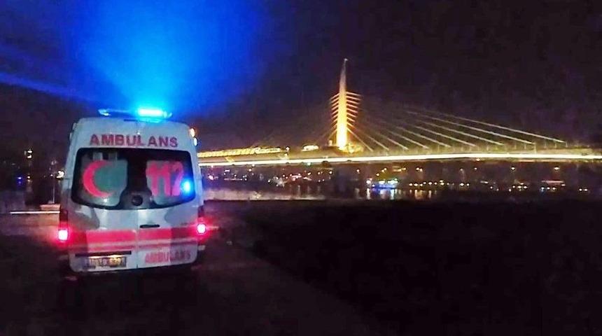 Hali&ccedil; Metro K&ouml;pr&uuml;s&uuml;nden Denize Atlayan Genci Arama &Ccedil;alışmaları S&uuml;r&uuml;yor