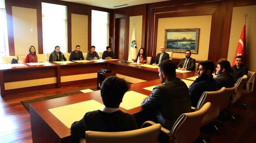 &Uuml;niversitelilerin Başarısı İngiltere&rsquo;nin Kapılarını A&ccedil;tı