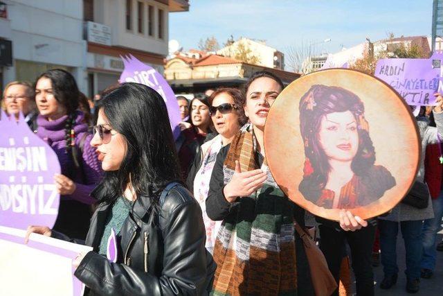 Uşak’ta 25 Kasım Kadına Yönelik Şiddetle Mücadele Günü Dolayısıyla Etkinlik Düzenlendi