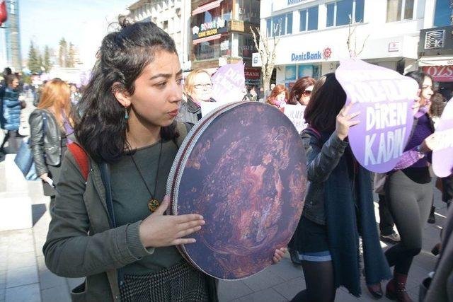 Uşak’ta 25 Kasım Kadına Yönelik Şiddetle Mücadele Günü Dolayısıyla Etkinlik Düzenlendi