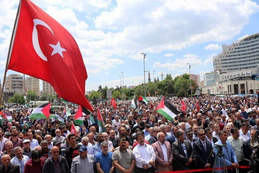 Y&uuml;zlerce Vatandaş İsrail&rsquo;i Protesto Etti