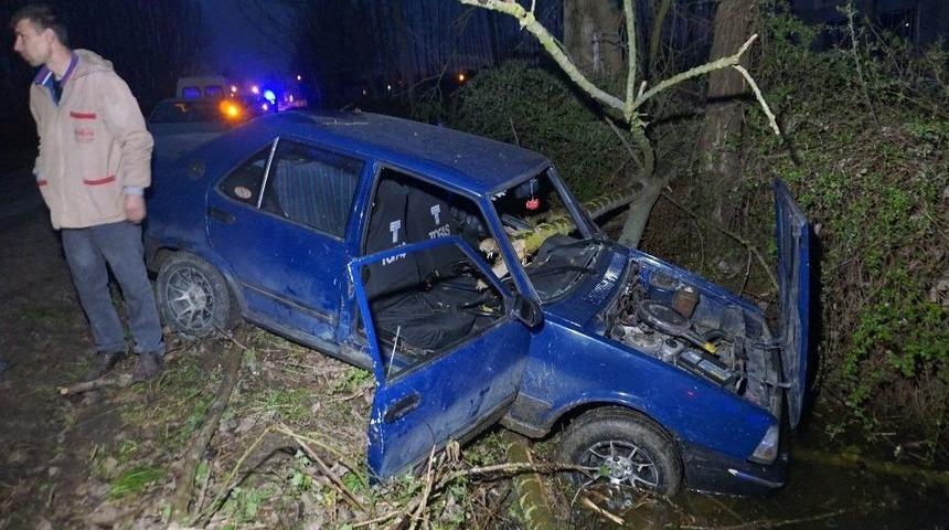 16 Yaşındaki Ehliyetsiz Gen&ccedil; Babasından İzinsiz Aldığı Otomobil İle Kaza Yaptı