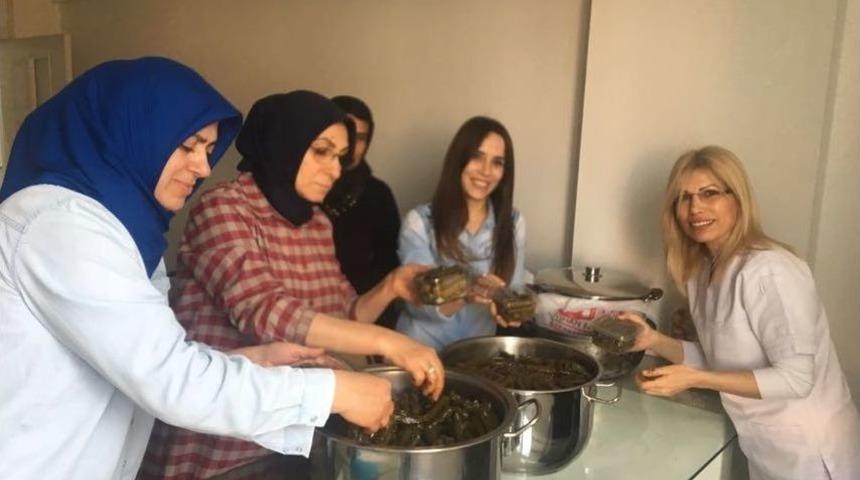 Kırıkhan Eğitim G&ouml;n&uuml;lleri Derneği&rsquo;nden Mehmet&ccedil;iğe Yemek