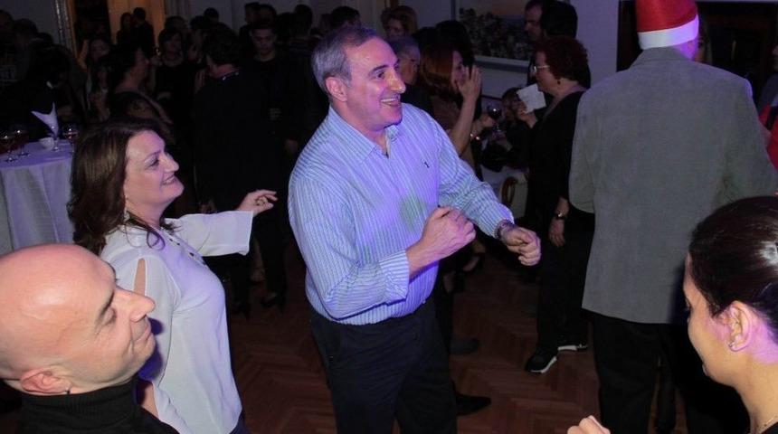 (&ouml;zel) İsrail B&uuml;y&uuml;kel&ccedil;isi Na&rsquo;eh, Dans Partisinde Kurtlarını D&ouml;kt&uuml;