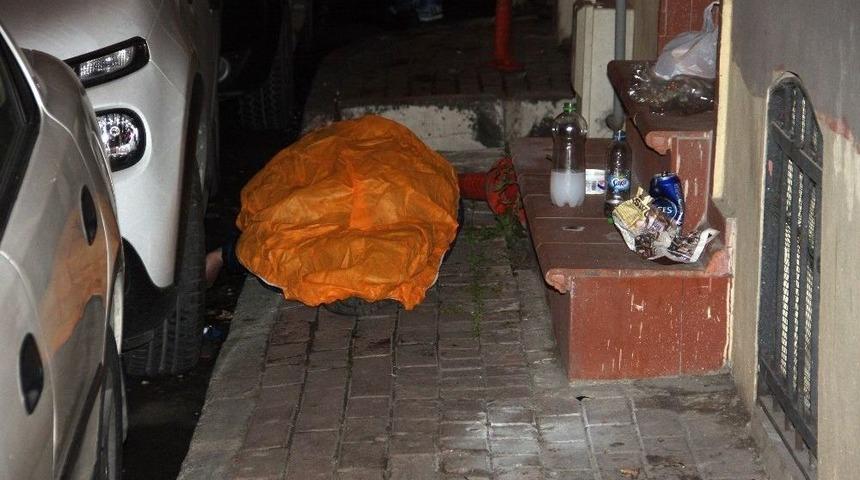 Fatih&rsquo;te Kaldırımda Erkek Cesedi Bulundu