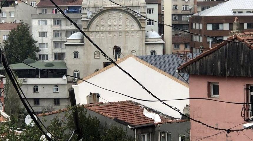 (&ouml;zel Haber) Beyoğlu&rsquo;nda İş&ccedil;inin &Ccedil;atıda Tehlikeli &Ccedil;alışması Kamerada