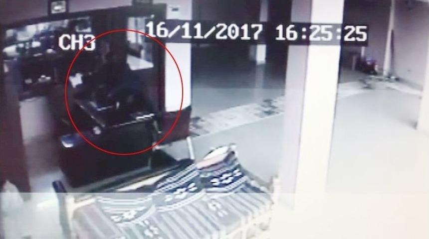 (&ouml;zel Haber) Diz&uuml;st&uuml; Bilgisayarı Montunun İ&ccedil;ine Koyup &Ccedil;aldı