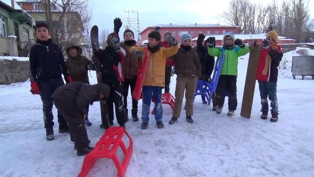 Kars&rsquo;ta &Ccedil;ocukların Kızak Keyfi