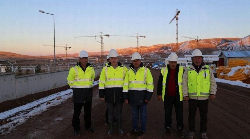 Vali G&uuml;l, 10 Bin Kişilik Yurt İnşaatında İncelemelerde Bulundu