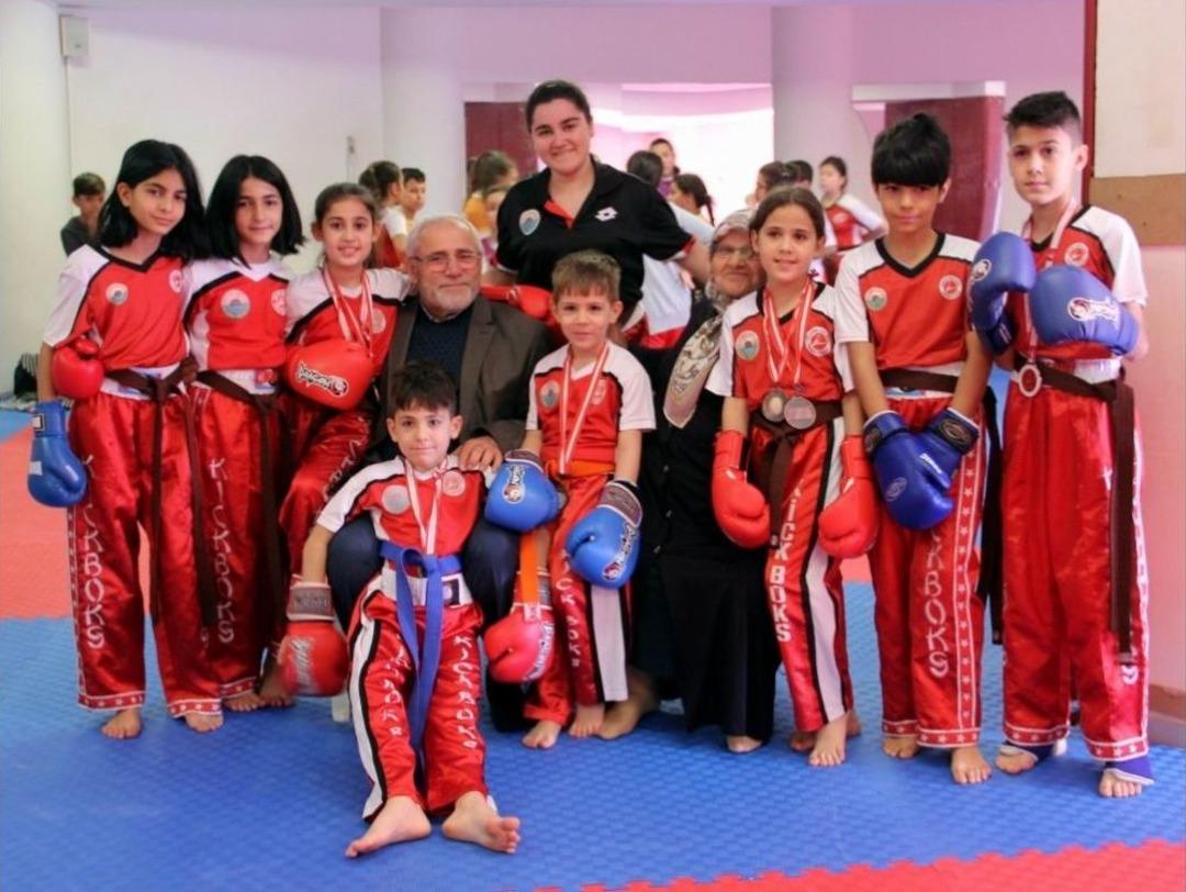 7 Torunuyla Beraber 10 &Ccedil;ocuğu Kick Boksa G&ouml;t&uuml;r&uuml;yor